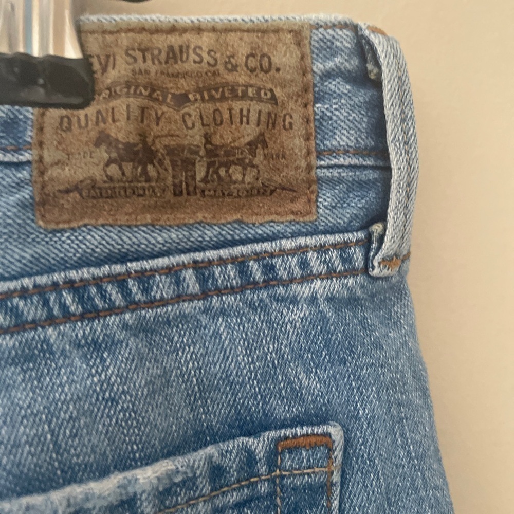 Vintage Women’s Levi’s Light Washed Worn Cowgirl Shorts Size 8 - Picture 6 of 11